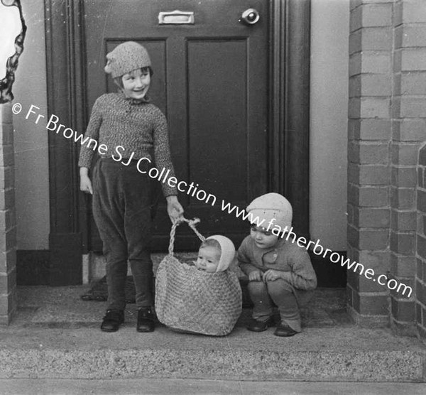 NORMAN WHITE WITH MRS HELEN & MARGARET & GRANIA IN BASKET